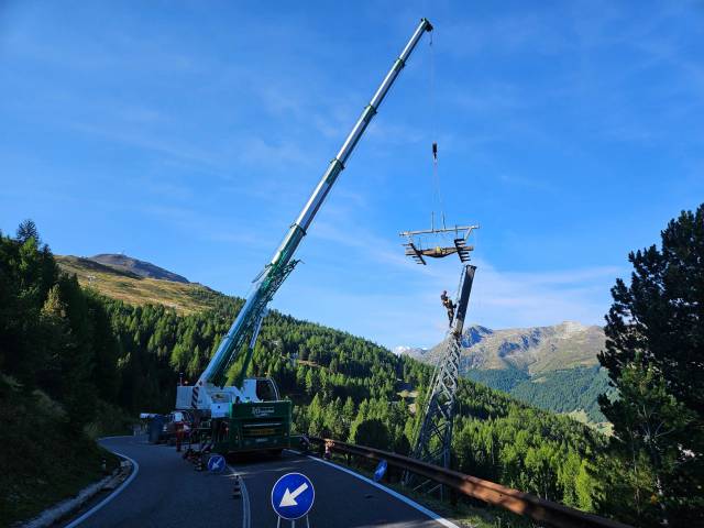 Smontaggio impianto cabinovia stazioni di monte e valle comprese