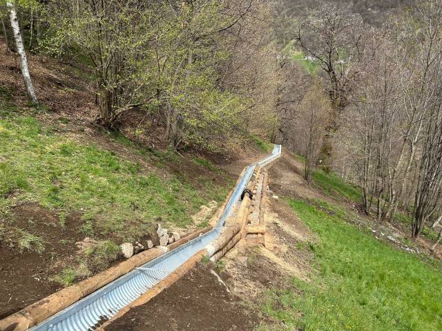 Posa di canalette per il recupero dell'acqua piovana su terreno scosceso