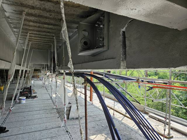 Manutenzione di ponte a travata - Installazione carpenteria metallica su ponteggio sospeso