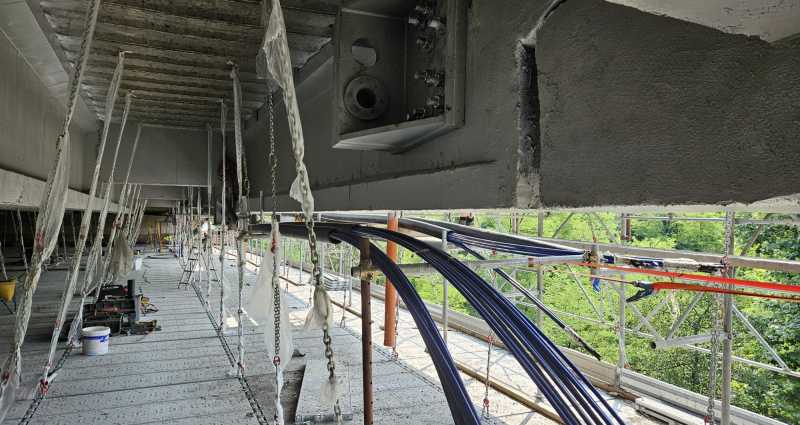 Manutenzione di ponte a travata - Installazione carpenteria metallica su ponteggio sospeso